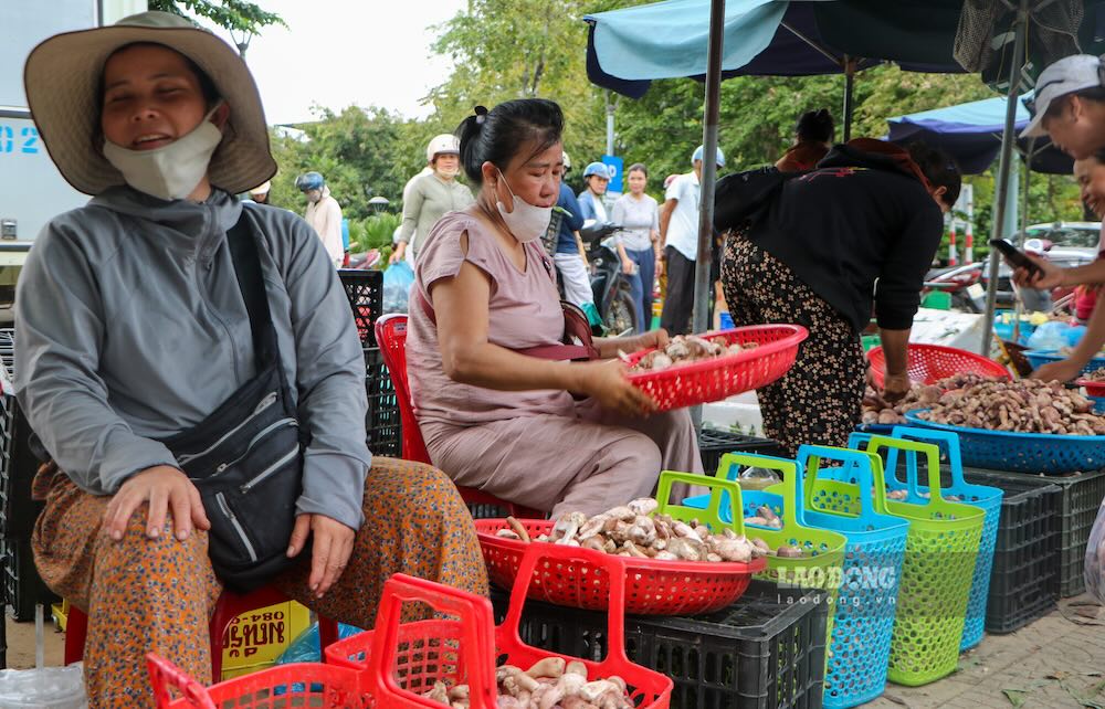 Người dân sơ chế nấm tràm trước khi bán. Ảnh: Nguyễn Luân