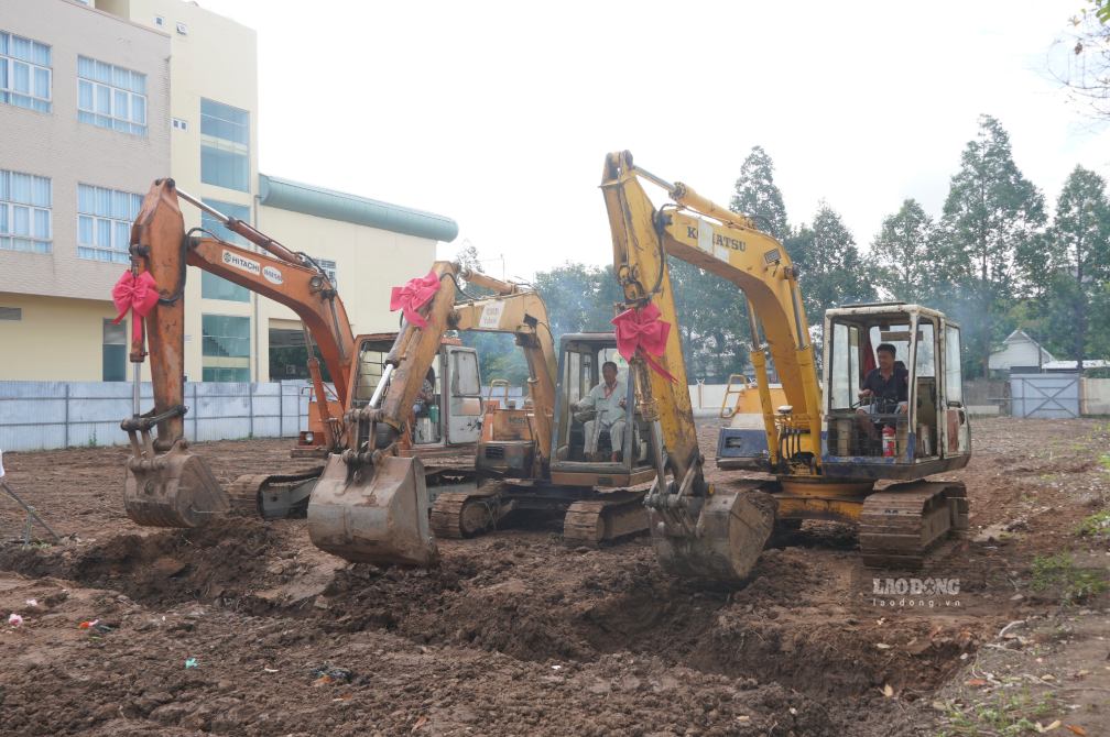 Máy móc tập kết tại dự án. Ảnh: Tạ Quang (ảnh chụp ngày 18.9)