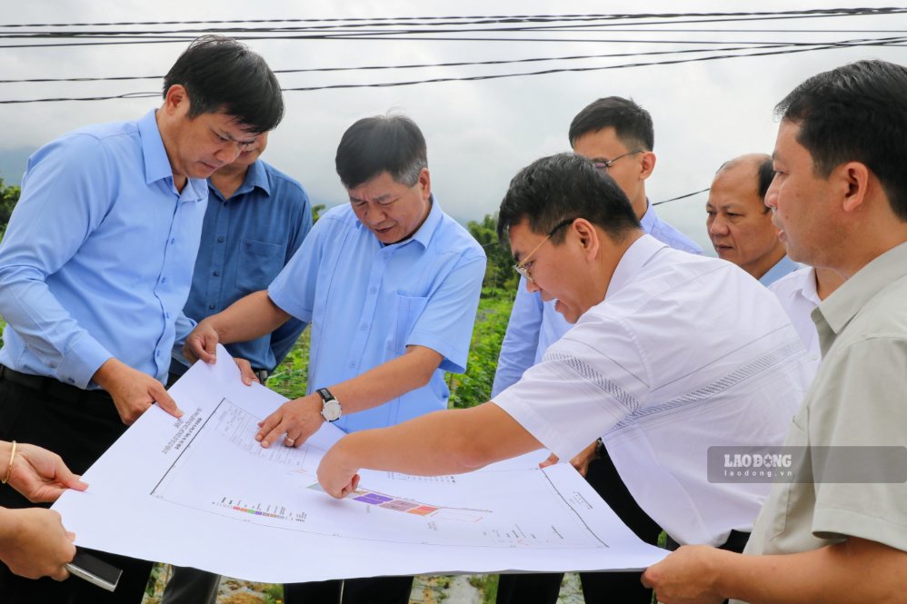 Lãnh đạo tỉnh Điện Biên cùng các đơn vị kiểm tra vị trí thực địa triển khai các dự án khu, cụm công nghiệp. Ảnh: Thành An