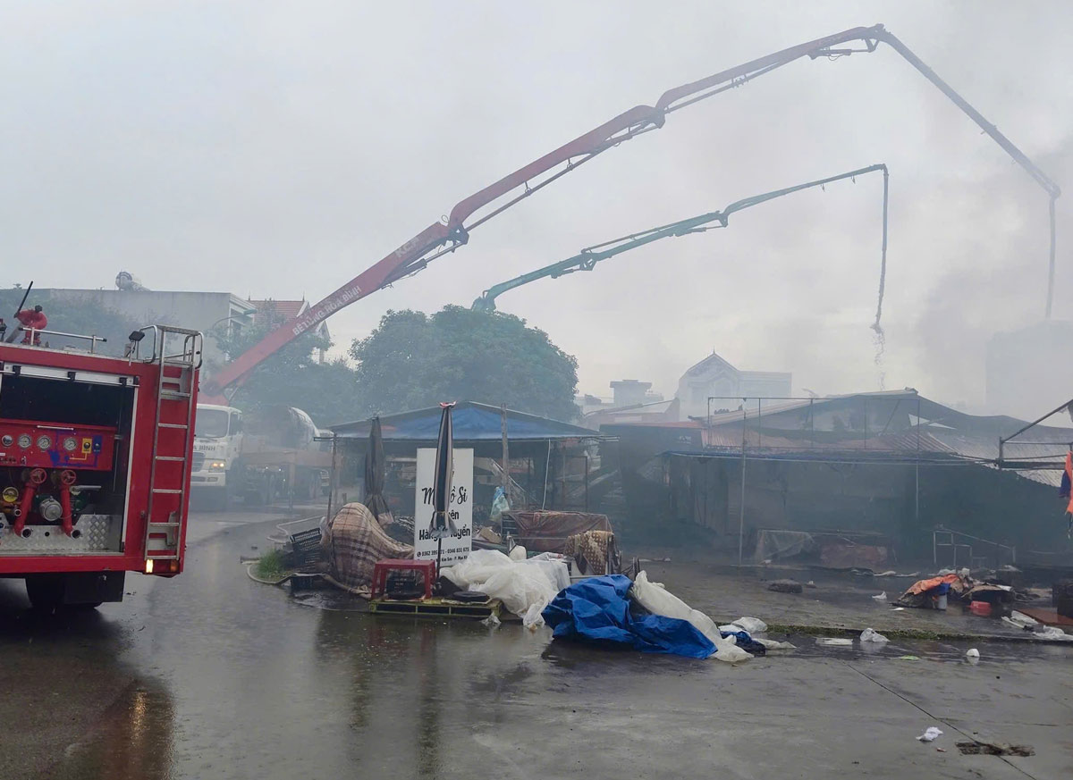 Lực lượng Cảnh sát phòng cháy, chữa cháy và cứu nạn, cứu hộ triển khai chữa cháy tại chợ Kim Sơn. Ảnh: Sở VHTTDL Quảng Ninh cung cấp