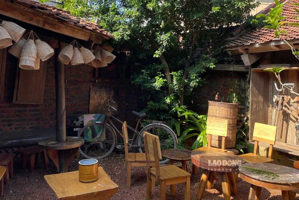 Khoảng sân được trang trí bằng những vật dụng truyền thống, mang nét xưa cũ của vùng quê Bắc Bộ. Ảnh: Thanh Bình