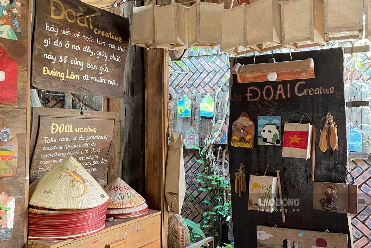 Tourists can freely create and touch the heritage when coming to one of the famous complexes in Duong Lam ancient village (Hanoi). Photo: Bao Anh
