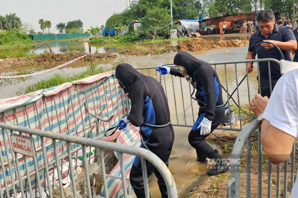 Divers search for male student suspected of being swept away by water in Dong Ngac ward (Hanoi), morning of September 18. Photo: Song Huu