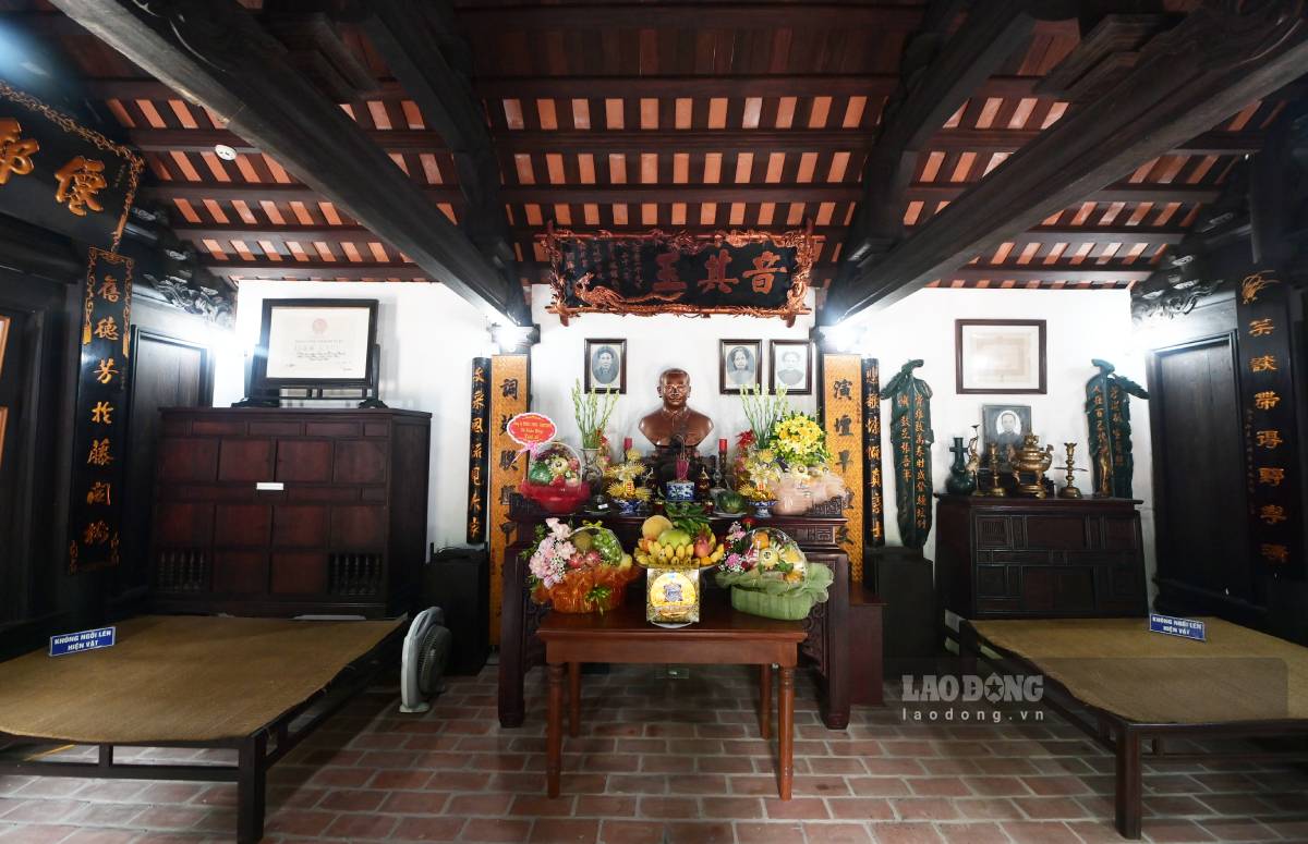 Ba gian giữa Nhà lưu niệm là nơi thờ cúng Tổng Bí thư Trường Chinh và người thân trong gia đình.
