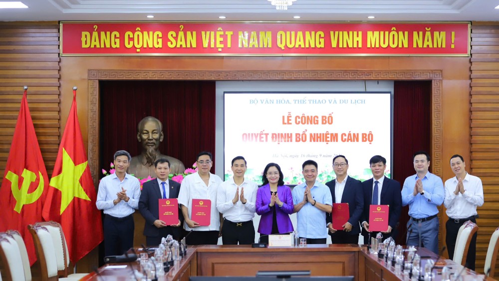 Awarding decisions to appoint 4 Vice Rectors of universities under the Ministry of Culture, Sports and Tourism. Photo: bvhttdl. gov. vn