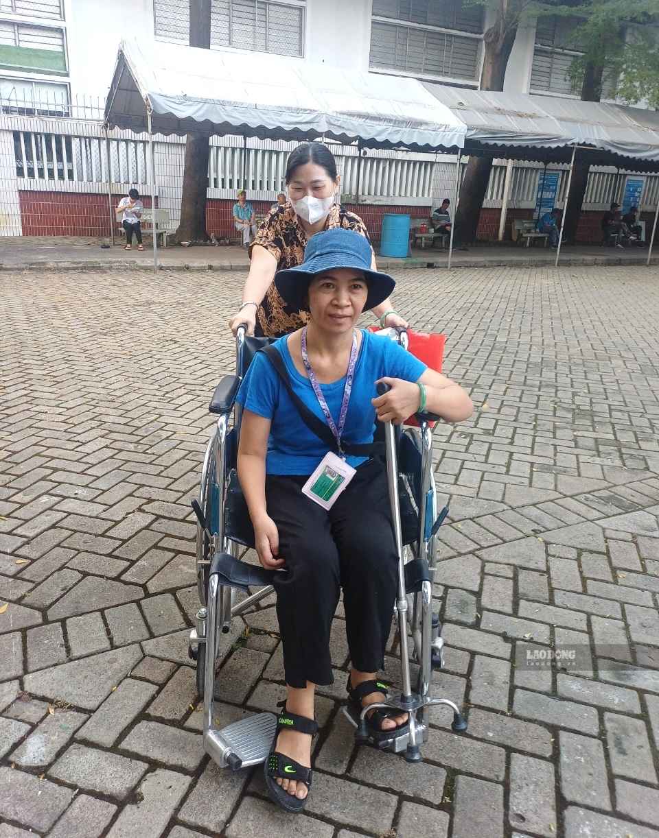 Nữ công nhân vượt nghịch cảnh làm việc nuôi 3 con ăn học. (Ảnh chụp ngày 17.9). Ảnh: HAC