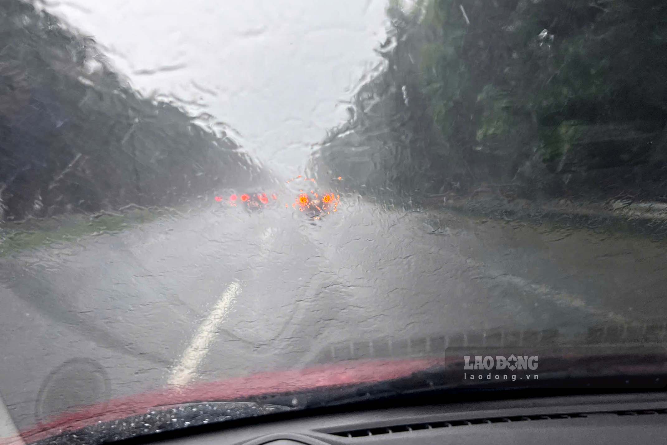 In the rainy season, cars not only need to check tires and wipers but also pay attention to the windshield, undercarriage and the risk of flooding. Photo taken in September 2026: Cat Tien