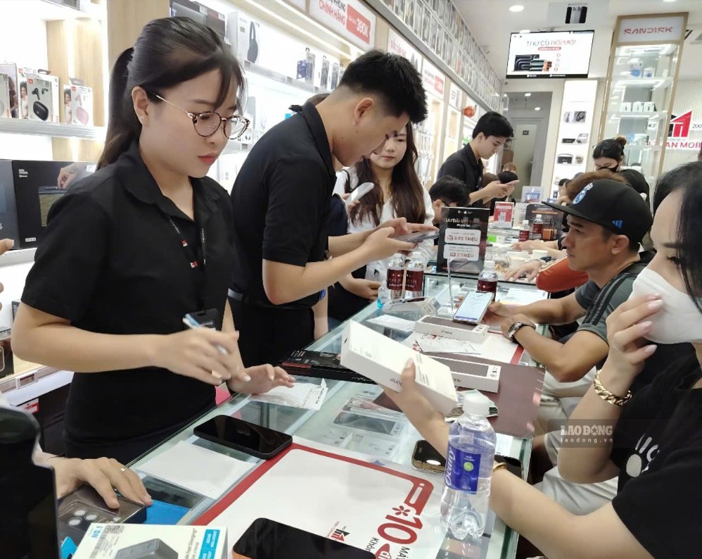 Các cửa hàng lớn tại TPHCM đồng loại giao máy cho khách đặt trước iPhone 18 Pro, iPhone 18 Pro Max sáng 18.9. Ảnh: Nguyễn Đăng