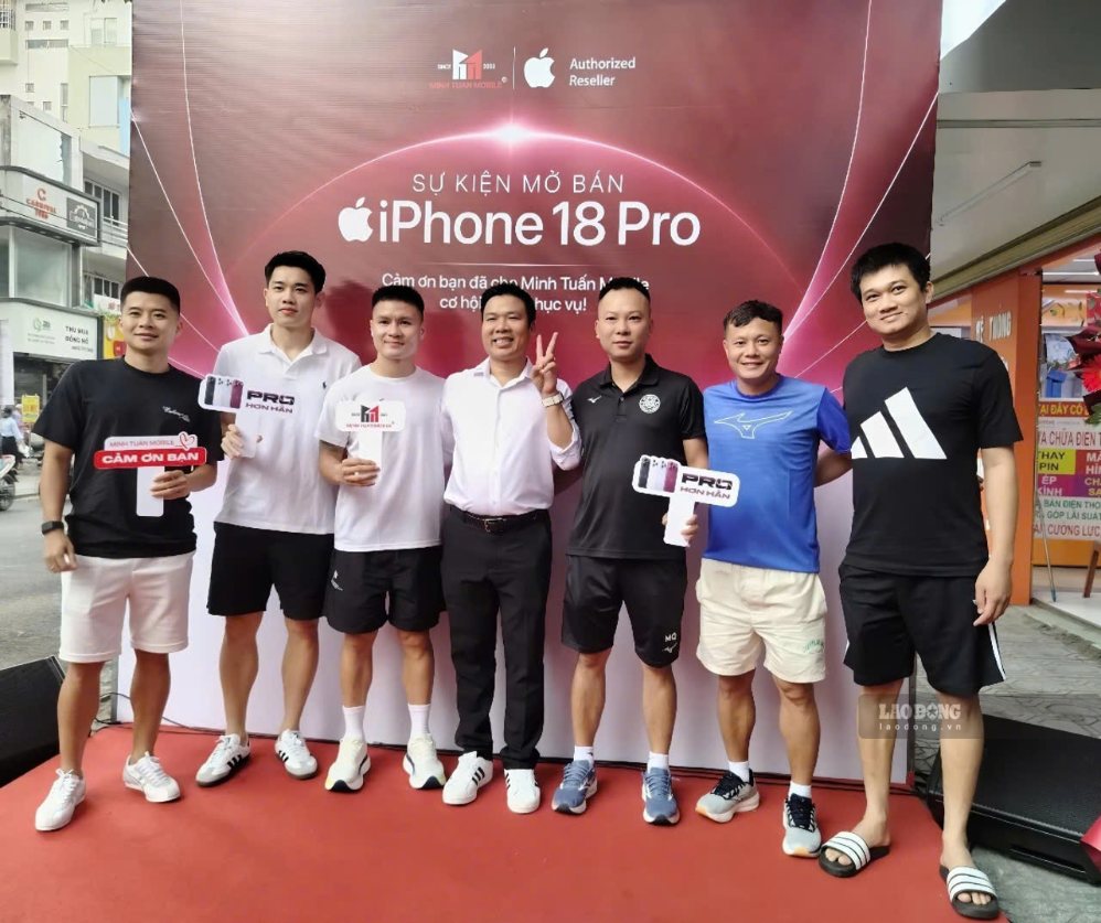Quang Hai, Dinh Bac, Thanh Long, stars of the Vietnamese national team and Hanoi Police Club came to buy new iPhones at a store in Ho Chi Minh City. Photo: Nguyen Dang