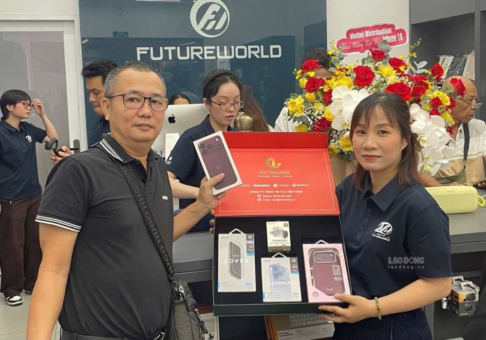 Bộ quà tặng phụ kiện trị giá 2 triệu đồng dành cho khách mua iPhone 18 Pro, Pro Max đợt đầu tiên. Ảnh: Nguyễn Đăng