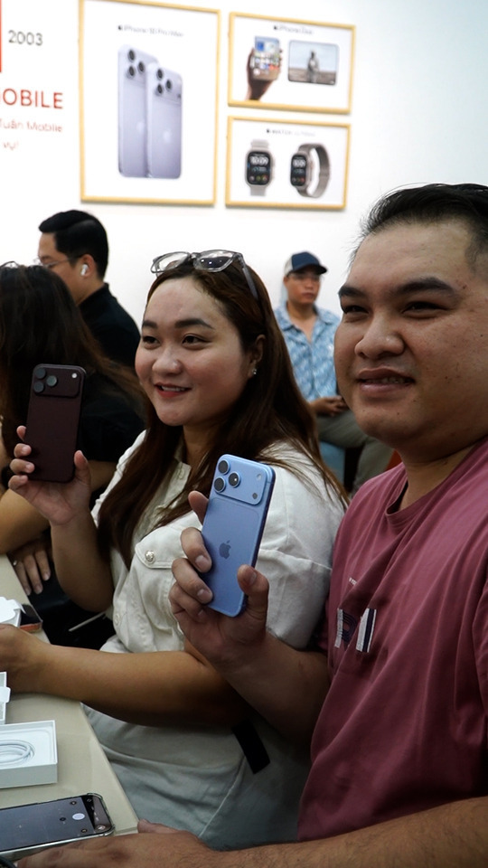 Những khách Việt đầu tiên sở hữu iPhone 18