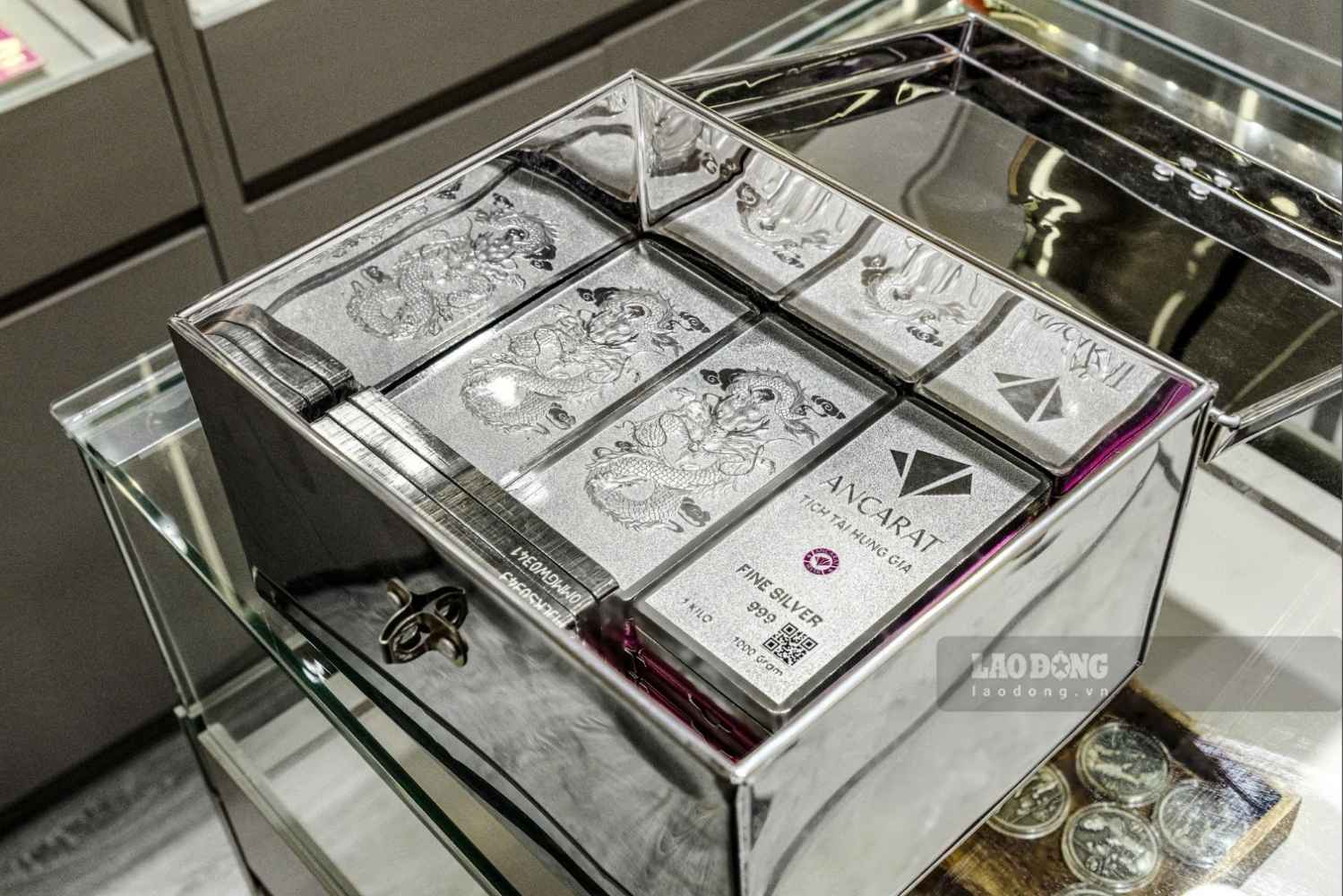 World silver prices rise as US bond yields cool down, creating more momentum for precious metals. Photo: Phuong Anh