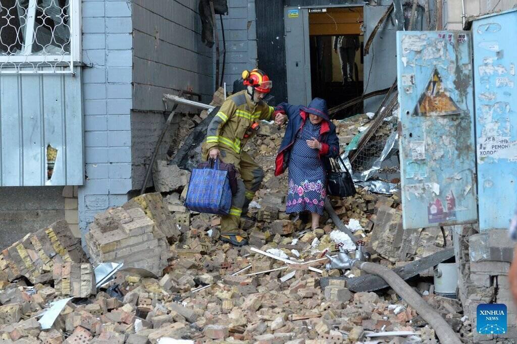 Firefighters assist in evacuating people after a missile and drone attack in Kiev, Ukraine, August 20, 2026. Photo: Xinhua