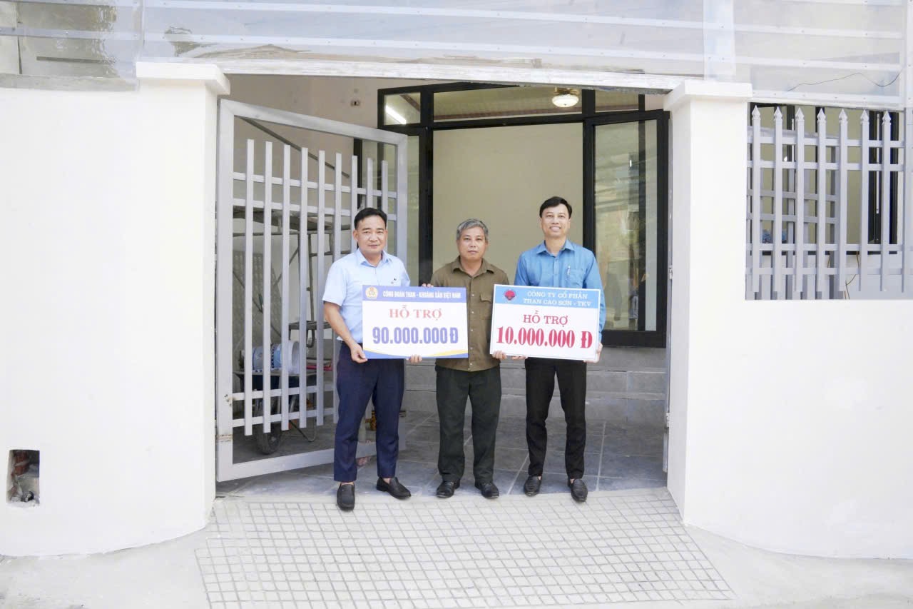 The Trade Union of Cao Son Coal Joint Stock Company awarded "Trade Union Home" support to Mr. Nguyen Duc Hau, KB Department - Cao Son Coal Joint Stock Company. Photo: Trinh Yen / Cao Son Coal Joint Stock Company