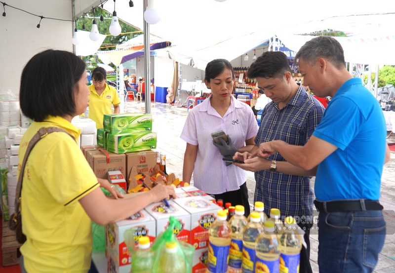 Các gian hàng phúc lợi tại sự kiện Công nhân Việt Nam nói không với ma túy. Ảnh: Mai Dung
