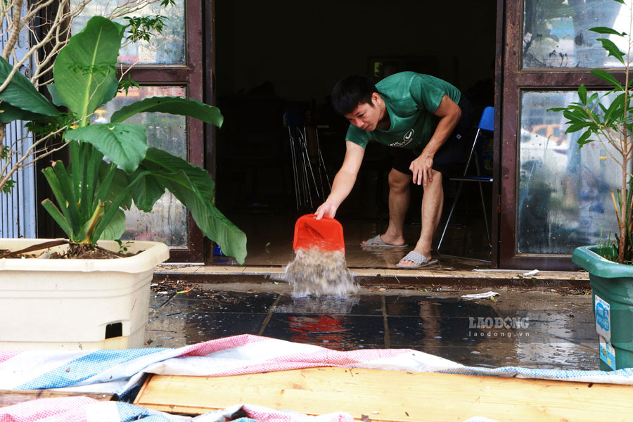 Trong sáng 18.9, anh Hoàng Minh Thưởng (xã Hoài Đức) dậy từ sớm để dọn dẹp nhà cửa, đẩy nước bẩn và đất cát ra ngoài. Anh cho biết khu vực này khá trũng nên thường xảy ra ngập nước sau những trận mưa lớn.