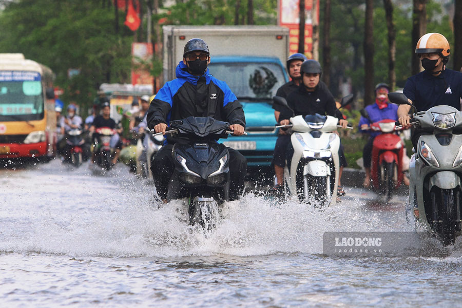 Hanoi stops raining, some places are still flooded, making it difficult for people to move