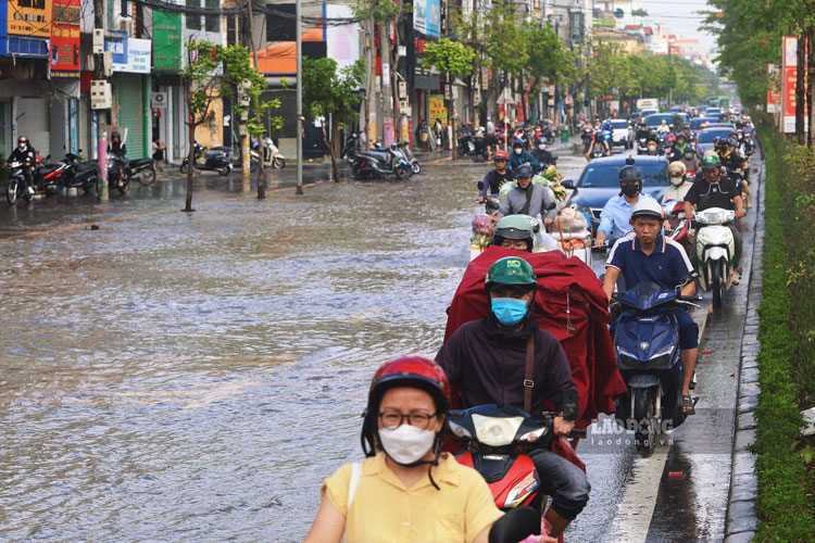 Đa số phương tiện phải dồn về một bên đường để tránh những khu vực ngập sâu.