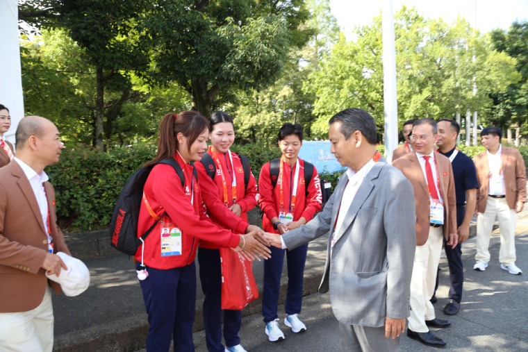 Deputy Minister of Culture, Sports and Tourism Hoang Dao Cuong visits and encourages Vietnamese athletes participating in ASIAD 20. Photo: Bui Luong