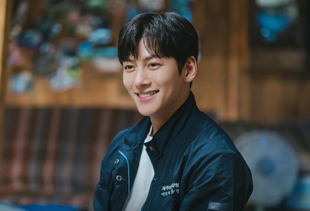 Ji Chang Wook revealed nearly 20 years in the profession but only takes 10 days off each year. Photo: Netflix
