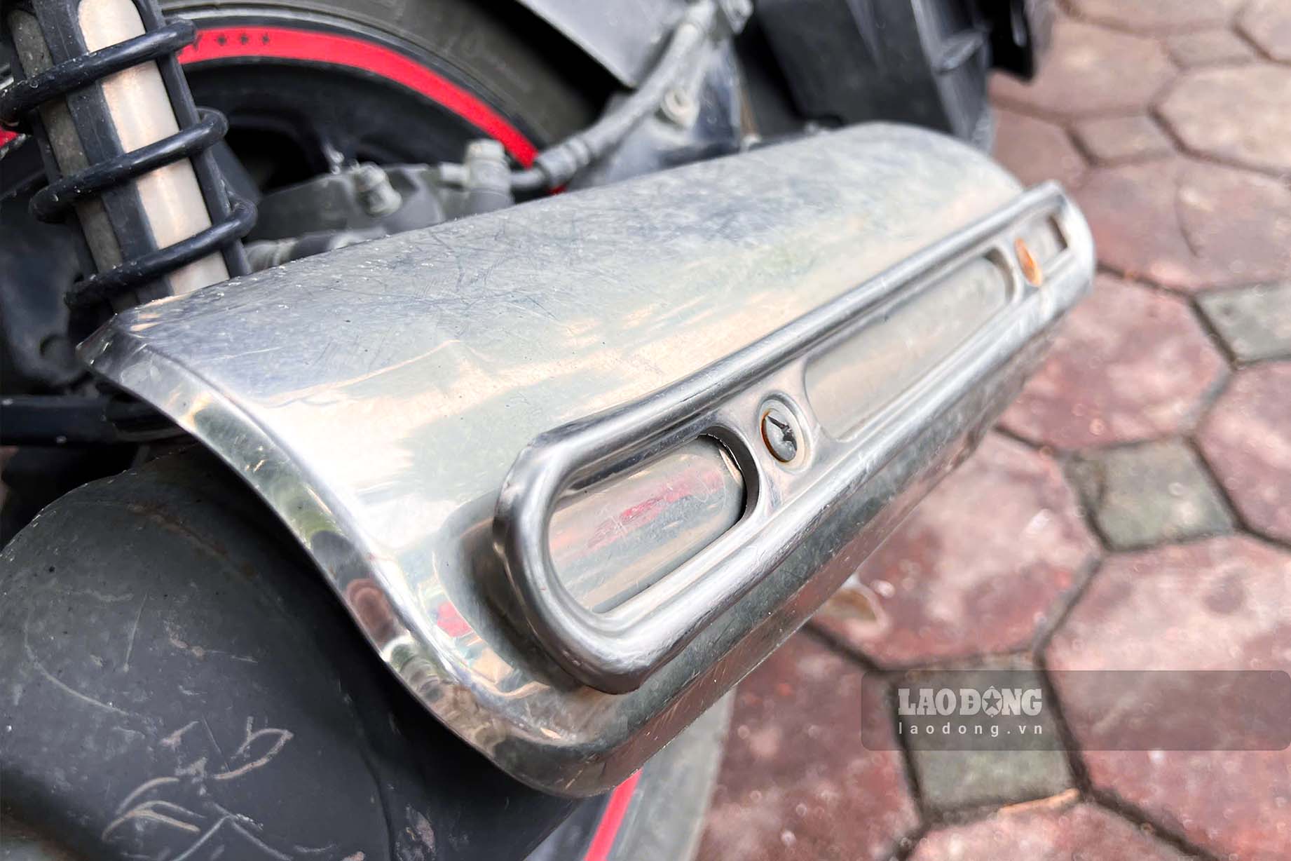 Many motorcycle accessories are added for protection purposes, but if the design is not suitable, it can harm the car. Photo taken on the morning of September 18th: Cat Tien