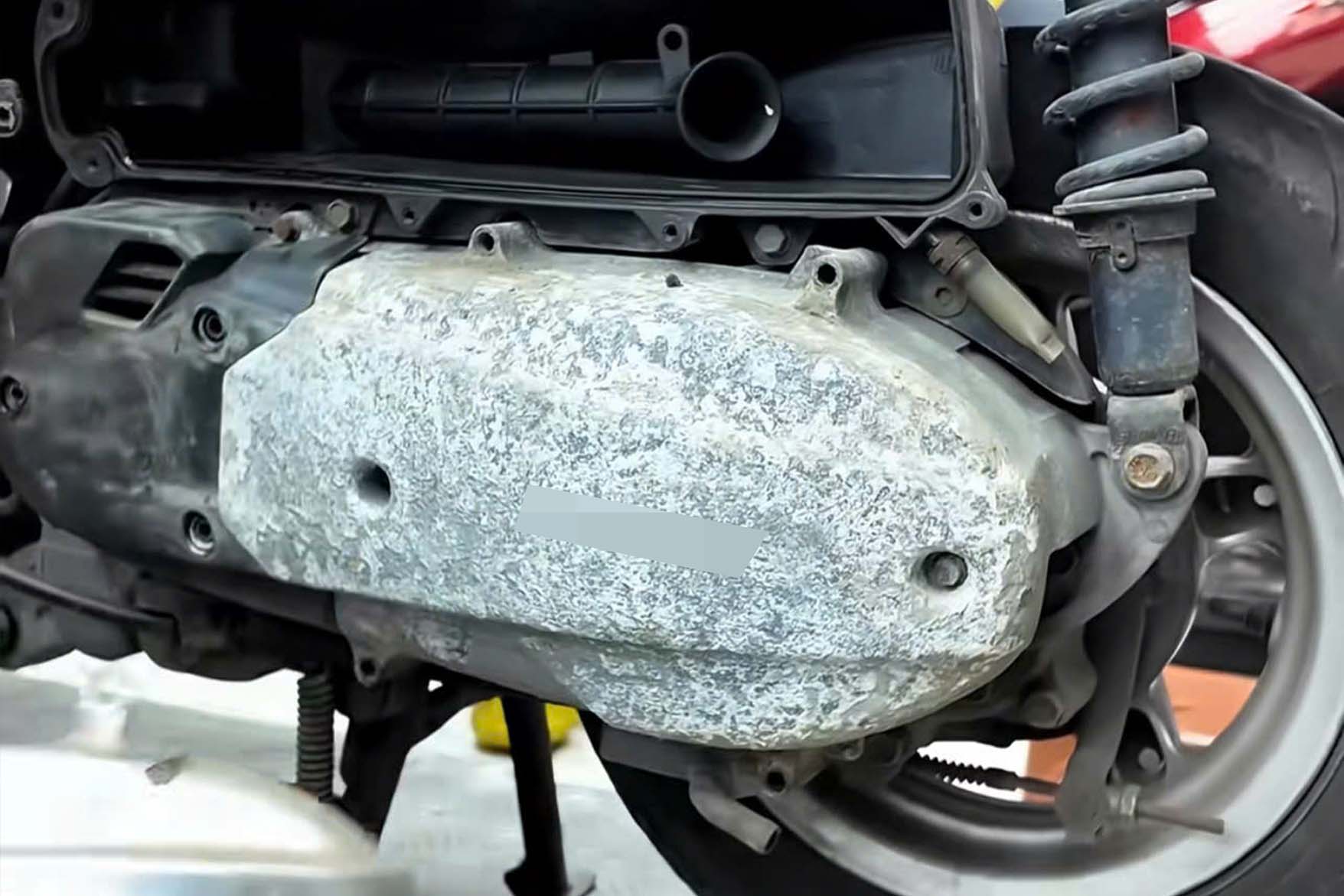 Tác hại của việc gắn ốp inox trang trí trên xe tay ga sau một thời gian dài tháo ra. Ảnh: Xe Cưng Motor