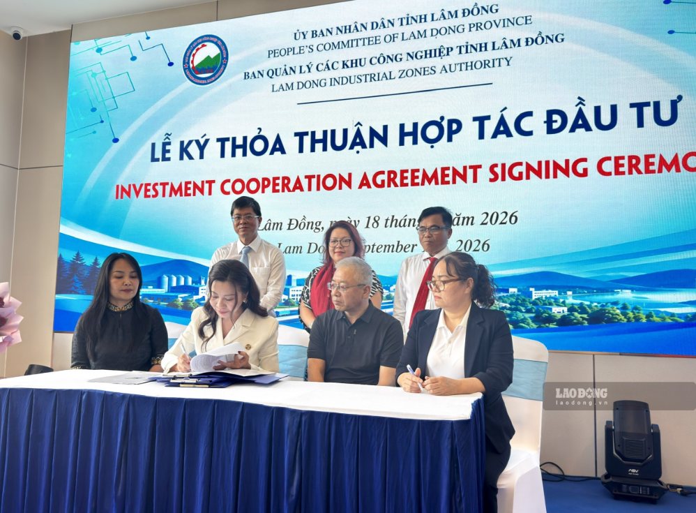 Các doanh nghiệp kí thỏa thuận hợp tác đầu tư, sáng 18.9. Ảnh: Duy Tuấn