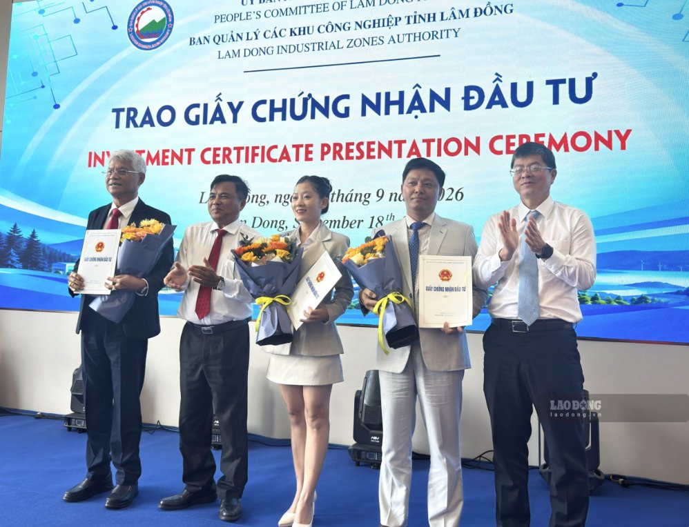 Lam Dong awards investment certificates to 3 projects, morning of September 18. Photo: Duy Tuan