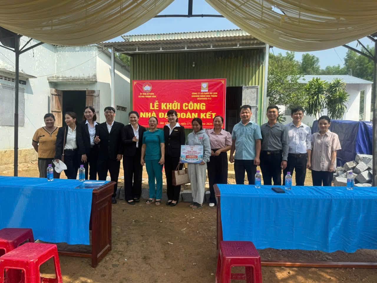 Functional agencies and businesses start construction of Great Solidarity House to support households in difficult circumstances on September 17. Photo: Bac Khanh Front Vinh