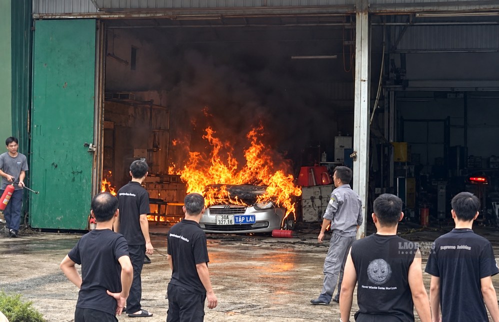 The car caught fire fiercely inside a garage in Vinh Phu ward, Nghe An province on the morning of September 18. Photo: Duy Chuong