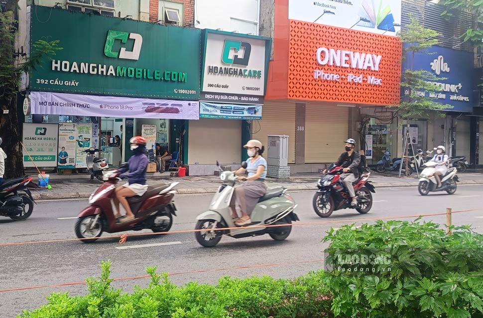 Ghi nhận tại một số cửa hàng khác ở Hà Nội cũng cho thấy lượng khách đến nhận máy trong sáng 18.9 không quá đông. Một số điểm bán khá vắng trong thời gian đầu mở cửa. Ảnh: 