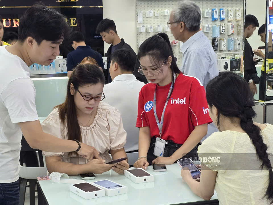 Qua khảo sát tại một số cửa hàng, phần lớn hệ thống đều bổ sung lực lượng hỗ trợ trong ngày đầu mở bán, nhằm đáp ứng lượng khách đến nhận máy và rút ngắn thời gian làm thủ tục. Ảnh: Hạo Thiên (chụp ngày 18.9.2026)