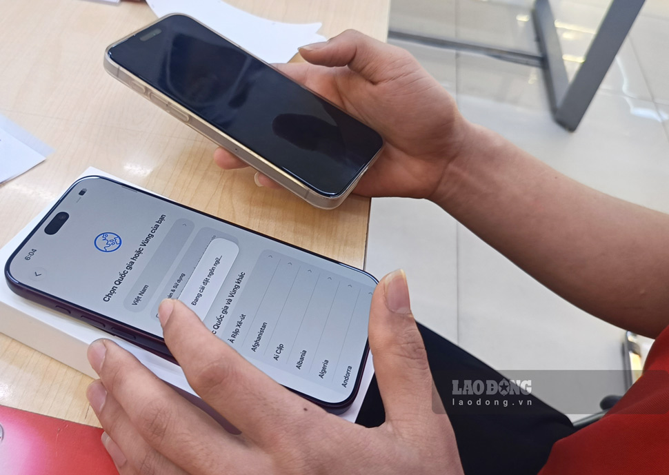 Nhân viên hỗ trợ khách hàng kích hoạt iPhone 18 Pro sau khi hoàn tất thủ tục nhận máy.