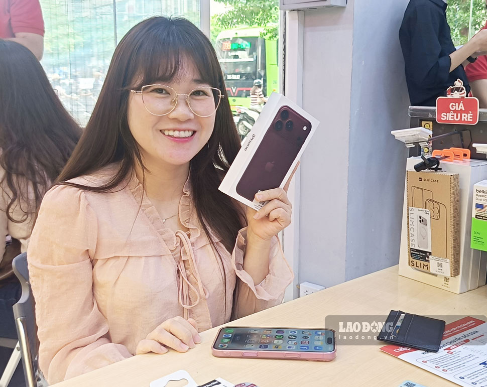 Trên tay iPhone 18 Pro Max bản 256GB màu đỏ Burgundy, chị Lý Hường (Hà Nội) cho biết trước khi đến cửa hàng nhận máy, chị khá hồi hộp và mong chờ chiếc iPhone mới. Theo chị Hường, năm nay thủ tục nhận máy diễn ra nhanh hơn so với năm trước. Chị cũng được nhân viên cửa hàng hướng dẫn, hỗ trợ nhiệt tình trong suốt quá trình nhận máy.