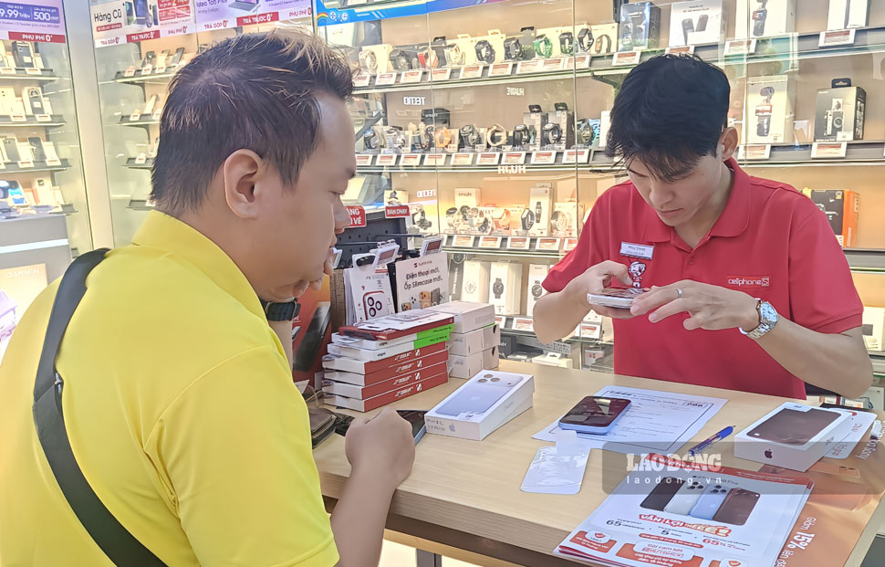 Tại cửa hàng, khách hàng được nhân viên hỗ trợ hoàn tất các thủ tục nhận máy.