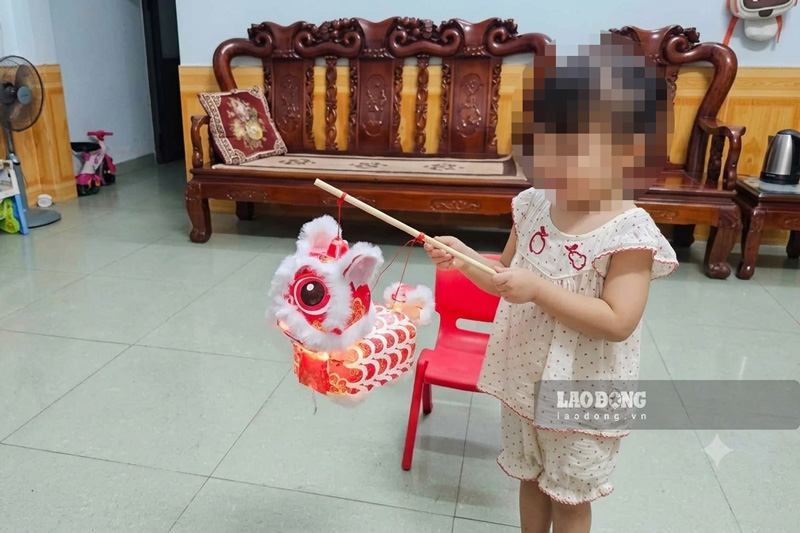 A meaningful Mid-Autumn Festival can begin with simple gifts and moments of family fun. Photo: Dinh Dai