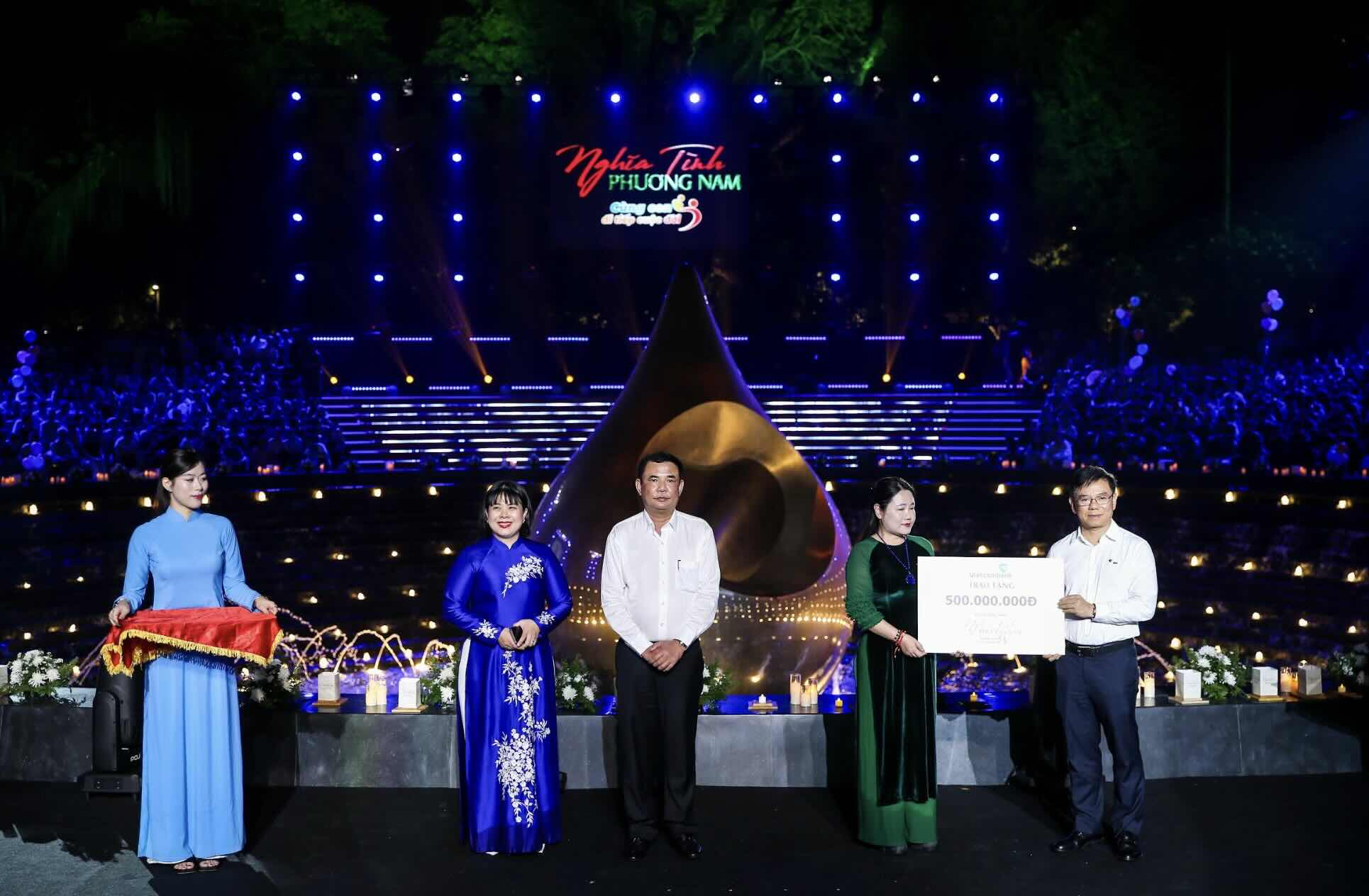 Đại diện Ban Lãnh đạo Ngân hàng TMCP Ngoại thương Việt Nam (Vietcombank) tham dự và trao quà tại sự kiện.