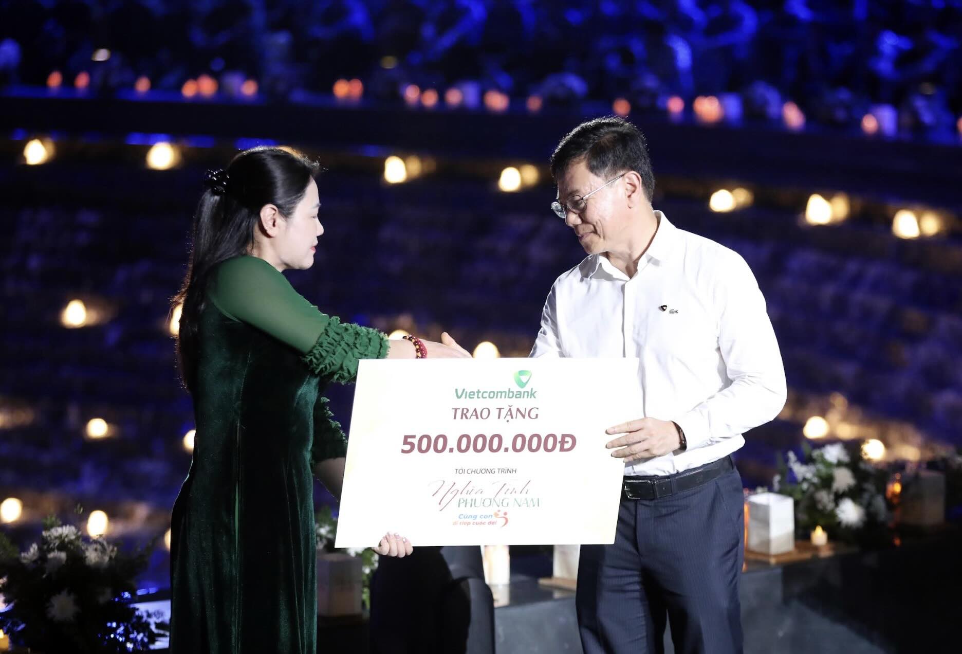 Representatives of the Vietnam Heart Fund shake hands to thank Mr. Dang Hoai Duc - Deputy General Director of Vietcombank, representing Vietcombank to present a gift of 500 million VND from the bank to support disadvantaged children. Photo: Provided by Vietcombank.