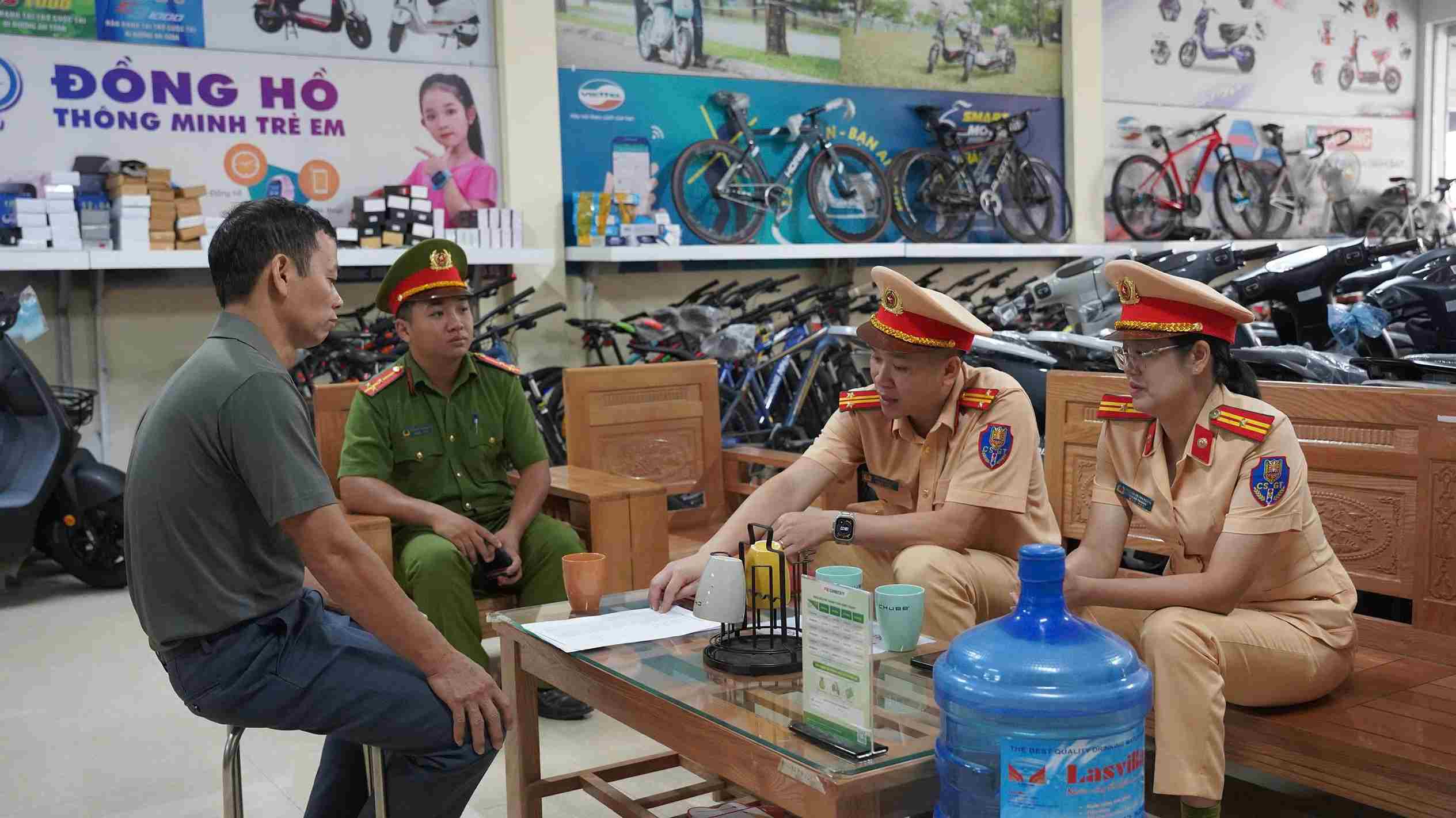 Accelerate the progress of cleaning vehicle data. Photo: Dien Bien Police