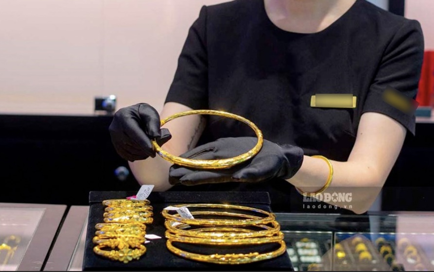 World gold prices maintained their upward momentum after a breakthrough session, while the USD weakened, oil prices and US bond yields both cooled down. Photo: Phan Anh