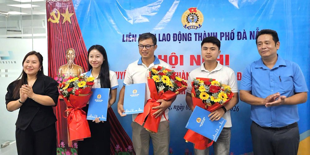 Ông Nguyễn Thành Trung, Ủy viên Ban Chấp hành Tổng Liên đoàn, Ủy viên Ban Thường vụ Liên đoàn Lao động thành phố, Phó trưởng Ban Công đoàn các khu công nghiệp (phải) phụ trách các công đoàn cơ sở Khu công nghiệp: Liên Chiểu, Hòa Khánh mở rộng và Khu công nghệ cao. Ảnh: Công đoàn Đà Nẵng