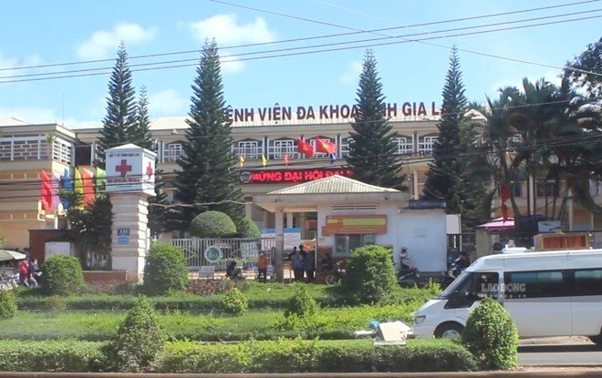 Los hospitales necesitan rectificar y tratar el paisaje ambiental, las aceras y las calzadas para mejorar la calidad del servicio. Foto: Thanh Tuan