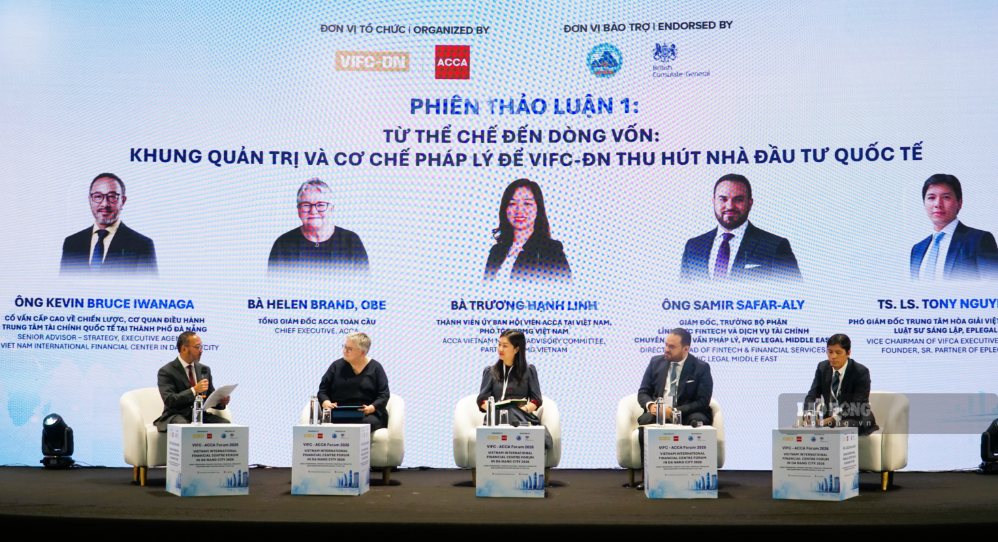 Các chuyên gia thảo luận cơ hội phát triển sản phẩm tài chính xanh và thị trường carbon tại Đà Nẵng. Ảnh: Hoàng Bin