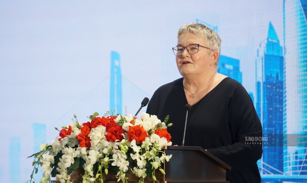 Bà Helen Brand OBE - Tổng Giám đốc ACCA - chia sẻ về vai trò của tài chính bền vững và chuẩn mực quốc tế tại diễn đàn. Ảnh: Hoàng Bin