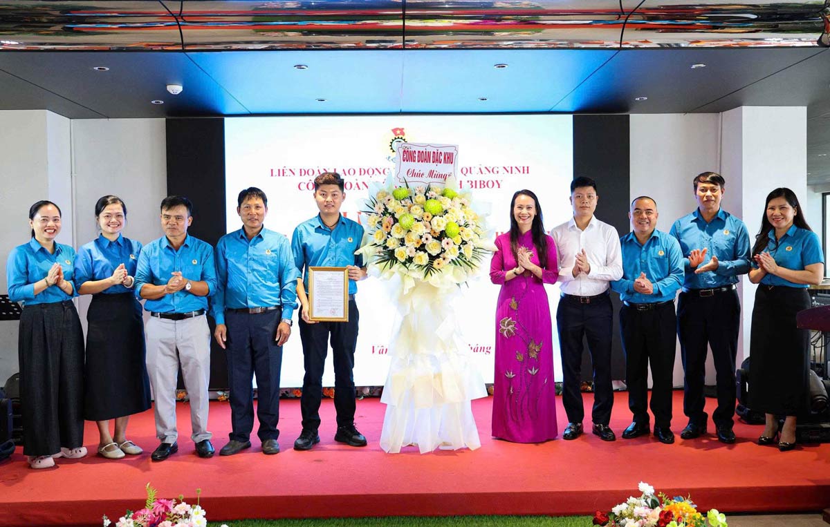 Members of the Executive Committee of Van Don Special Zone Trade Union present Decisions recognizing the grassroots Trade Union of BIBOY Co., Ltd. and the Executive Committee of the grassroots Trade Union. Photo: Van Don Special Zone Trade Union