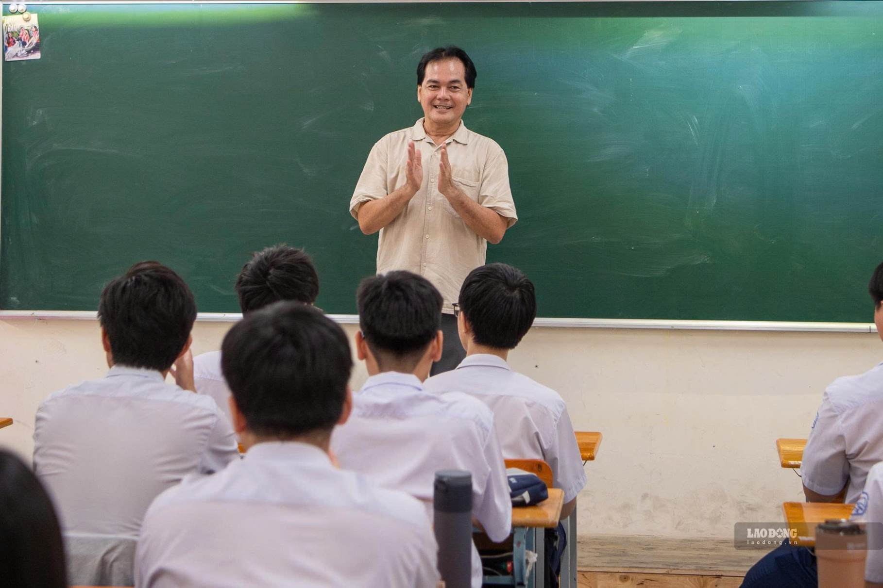 Thầy Huỳnh Thanh Phú - Hiệu trưởng Trường THPT Bùi Thị Xuân - trực tiếp theo dõi tiết học đờn ca tài tử cùng học sinh. Ảnh: Thái Bảo