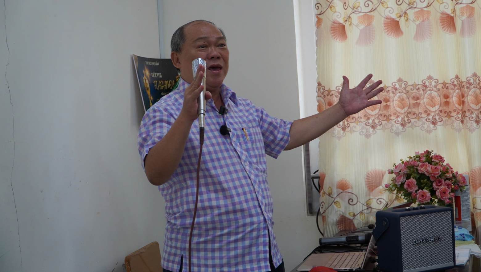 Các nghệ nhân trực tiếp đứng lớp, hướng dẫn học sinh từ những kỹ thuật cơ bản. Ảnh: Thái Bảo