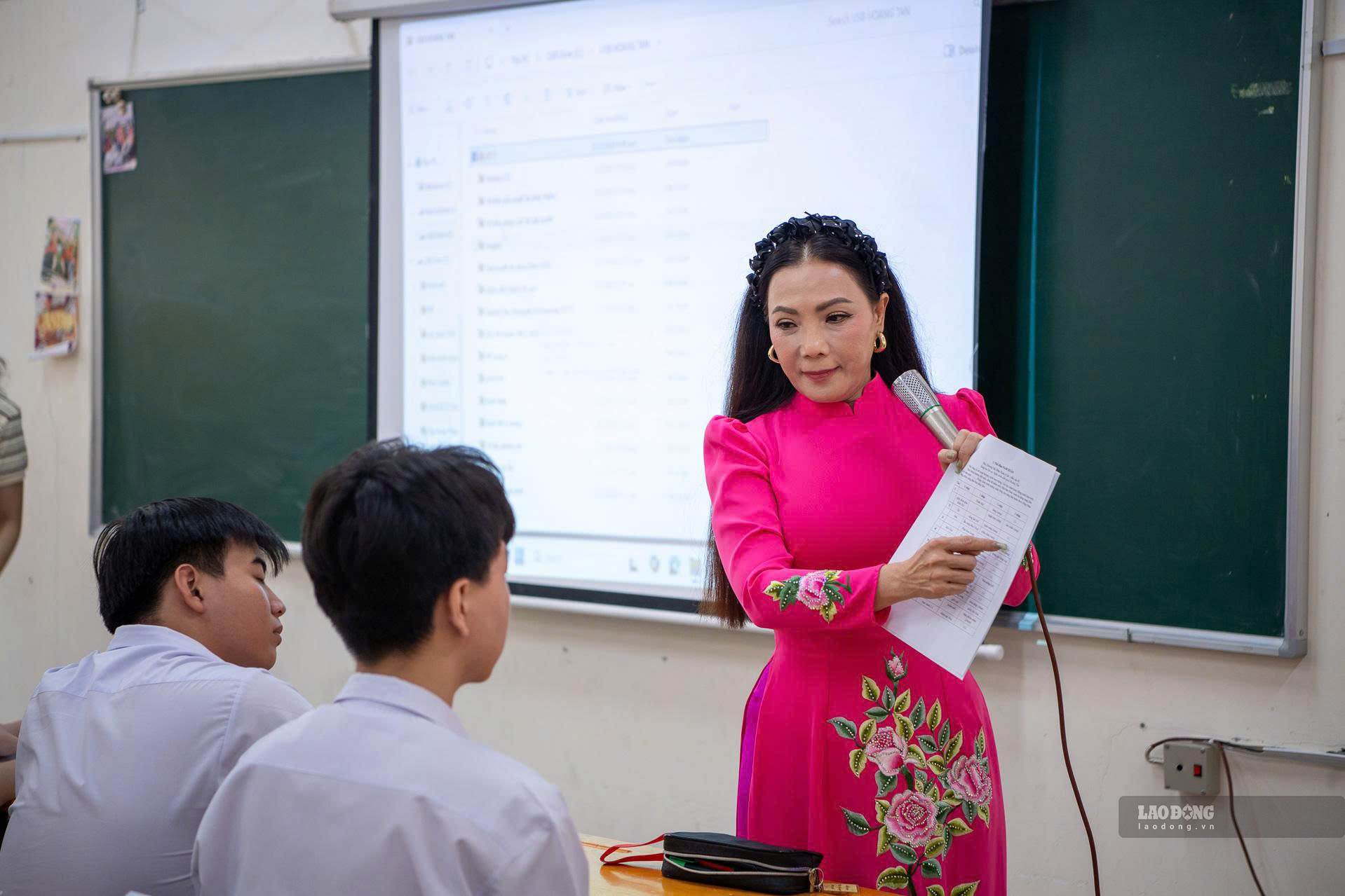NSƯT Cẩm Tiên hướng dẫn học sinh làm quen với những bản Đờn ca tài tử. Ảnh: Thái Bảo