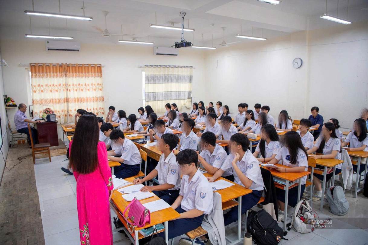 Ngày 18.9 , học sinh trường THPT Bùi Thị Xuân được tiếp xúc bộ môn Đờn ca tài tử. Ảnh: Thái Bảo
