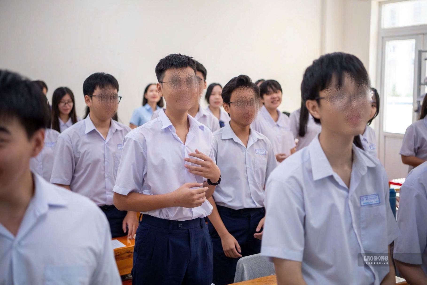 Học sinh Trường THPT Bùi Thị Xuân tập hát đờn ca tài tử ngay tại lớp học. Ảnh: Thái Bảo 